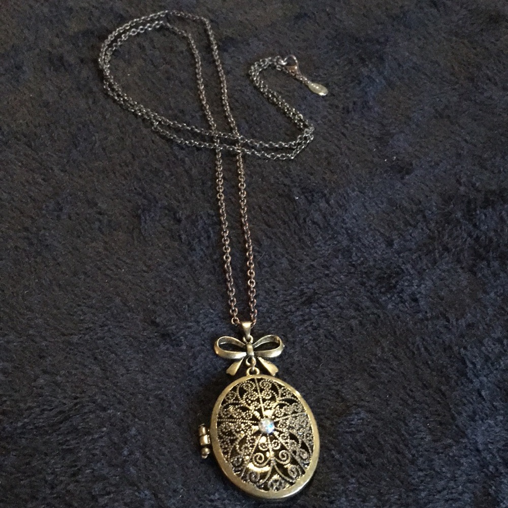 American Eagle Outfitters bronze magnetic oval locket necklace magnetic closure